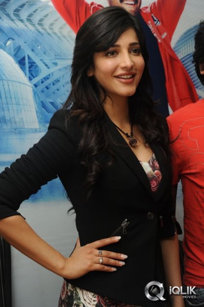 Shruti-Haasan-at-Ramayya-Vastavayya-Press-Meet